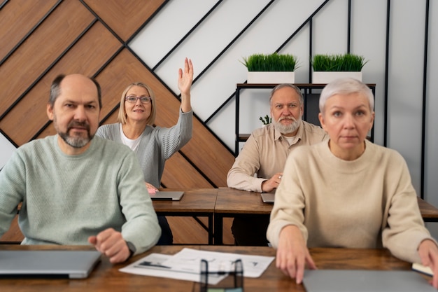 Persone anziane a scuola durante le lezioni