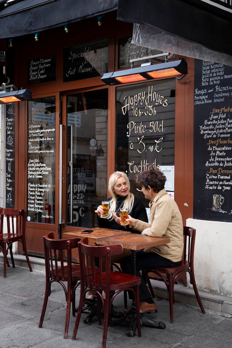 Foto gratuito persone anziane a tutto campo che chiacchierano al bistrot