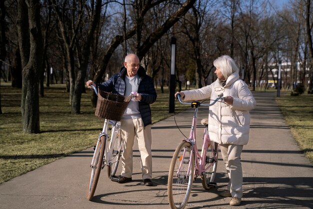 Persone anziane a tutto campo con le biciclette