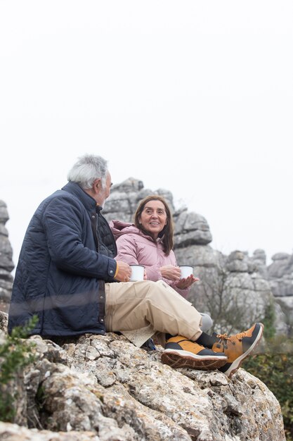 Persone anziane a tutto campo sulla roccia