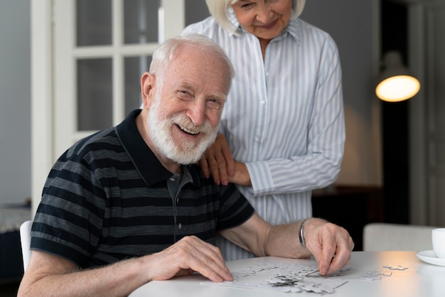 Persone anziane che affrontano la malattia di Alzheimer