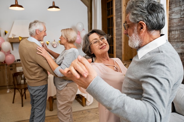 Persone anziane che ballano alla festa