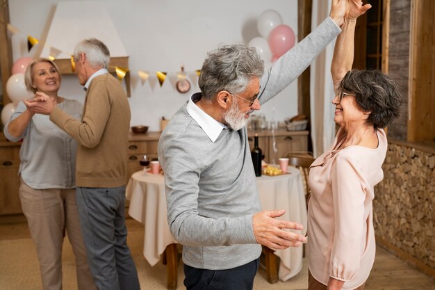 Persone anziane che ballano alla festa