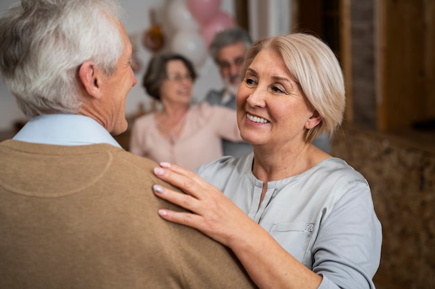 Persone anziane che ballano alla festa