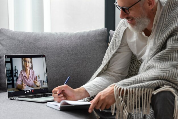 Persone anziane che fanno una videochiamata