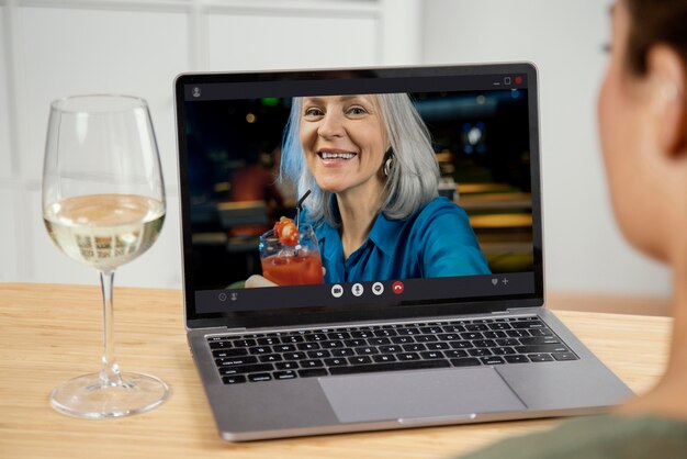 Persone anziane che fanno una videochiamata