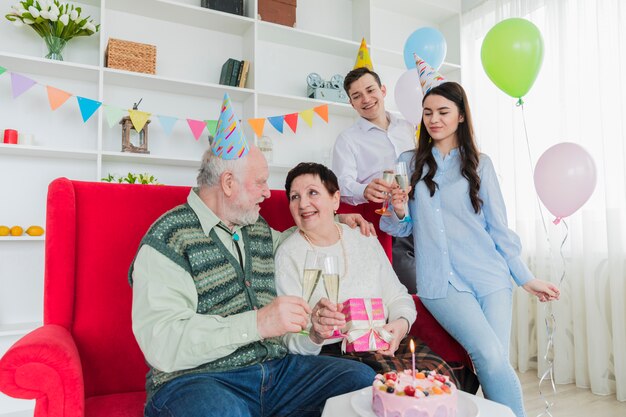 Persone anziane che festeggiano il compleanno