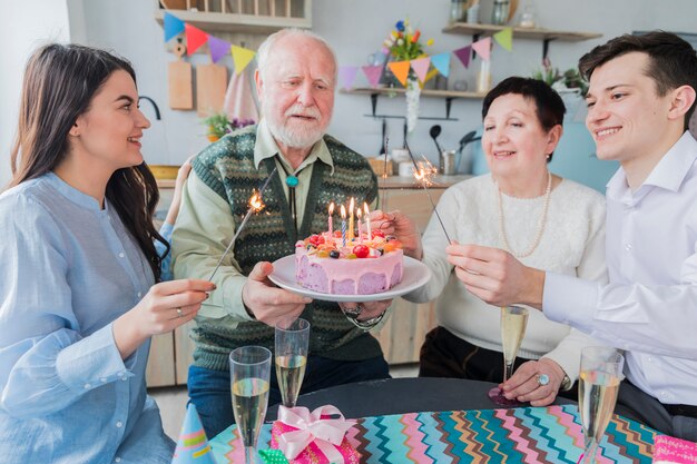 Persone anziane che festeggiano il compleanno