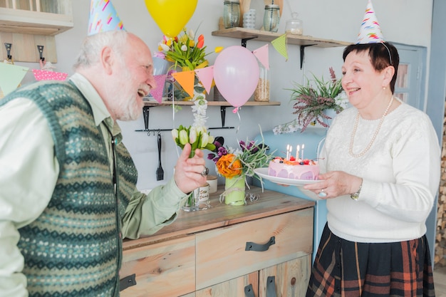 Persone anziane che festeggiano il compleanno