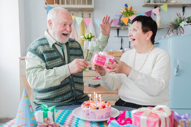 Persone anziane che festeggiano il compleanno