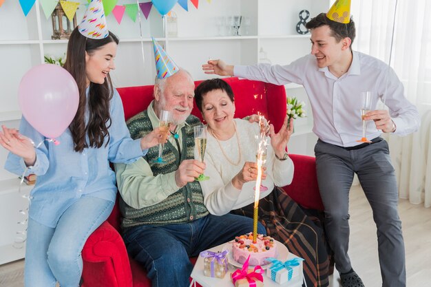 Persone anziane che festeggiano il compleanno
