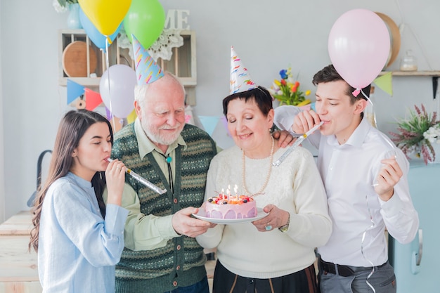 Persone anziane che festeggiano il compleanno