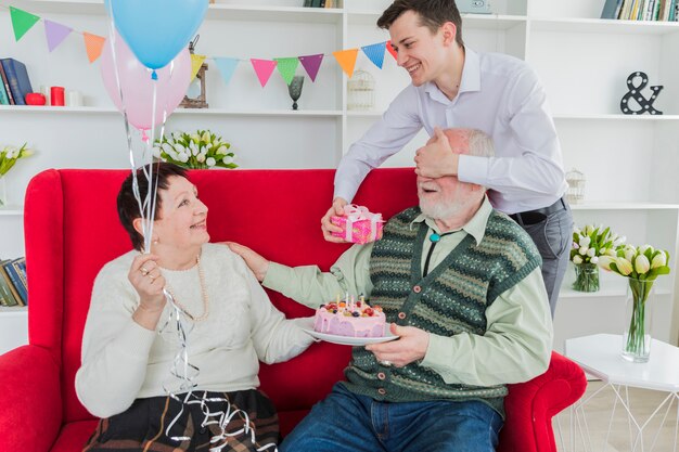 Persone anziane che festeggiano il compleanno