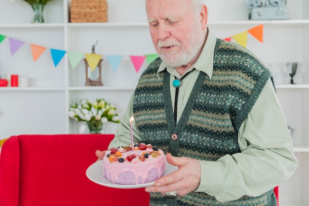 Persone anziane che festeggiano il compleanno