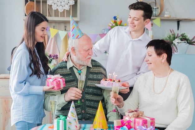 Persone anziane che festeggiano il compleanno