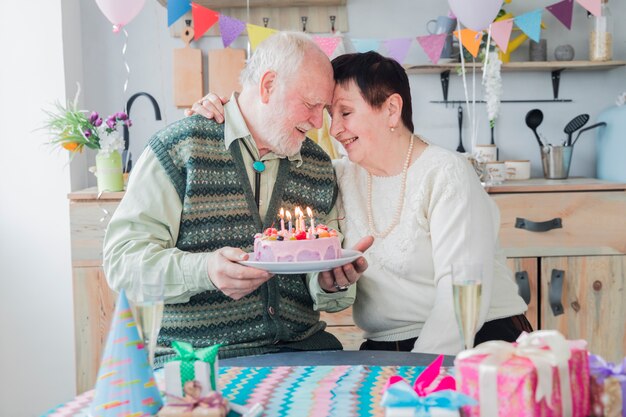 Persone anziane che festeggiano il compleanno