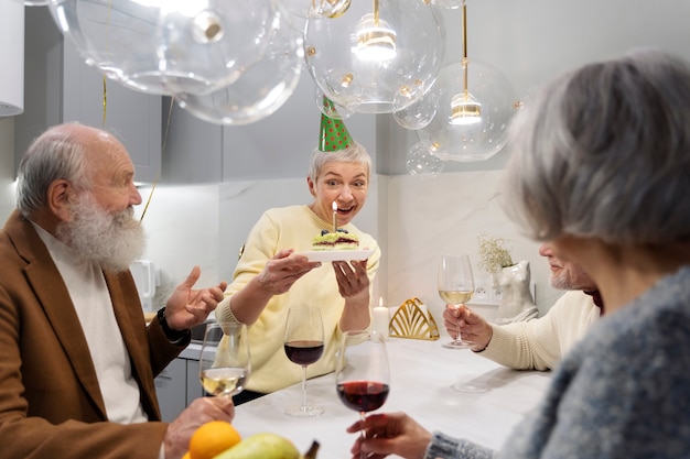 Persone anziane che festeggiano insieme