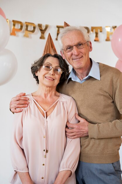 Persone anziane che si divertono alla festa