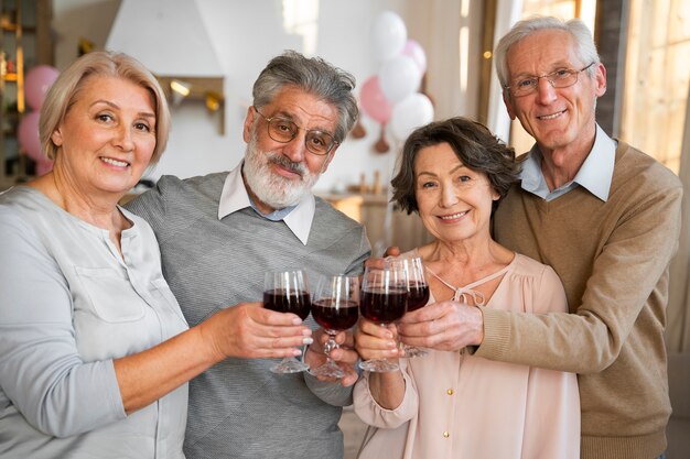 Persone anziane che si divertono alla festa