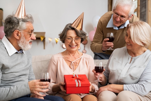 Persone anziane che si divertono alla festa