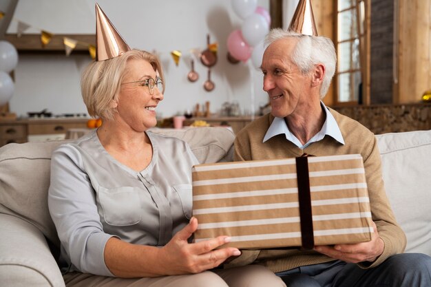 Persone anziane che si divertono alla festa