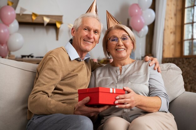 Persone anziane che si divertono alla festa