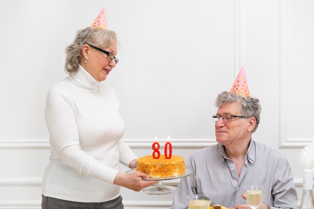 Persone anziane di tiro medio che festeggiano il compleanno