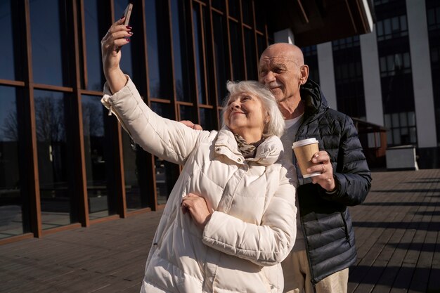 Persone anziane di tiro medio che si fanno selfie