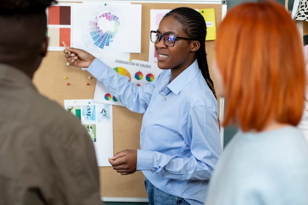 Persone che assistono alla riunione di lavoro