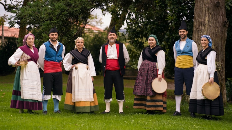 Foto gratuito persone che ballano all'aperto a tutto campo