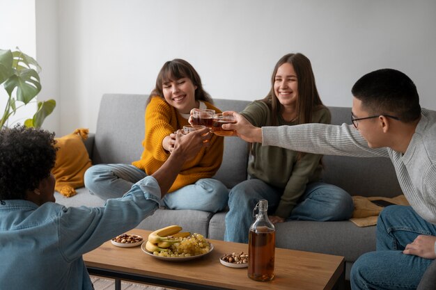 Persone che bevono kombucha a un raduno