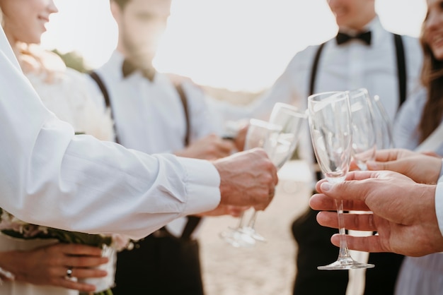 Persone che bevono qualcosa a un matrimonio sulla spiaggia