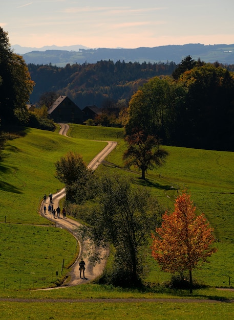 Persone che camminano sul sentiero