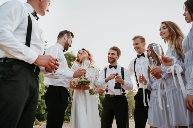 Persone che celebrano un matrimonio sulla spiaggia