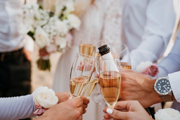 Persone che celebrano un matrimonio sulla spiaggia