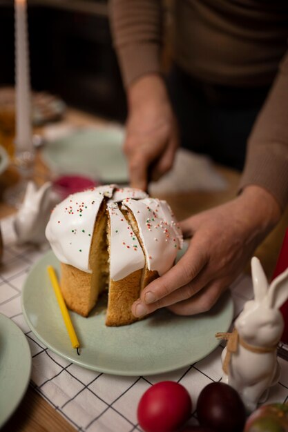 Persone che cenano a casa per celebrare la pasqua greca