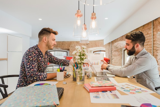 Persone che collaborano in ufficio