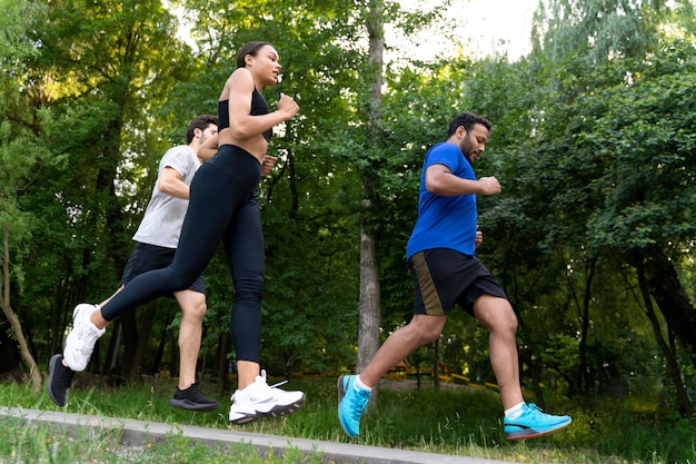 Persone che corrono insieme a tutto campo