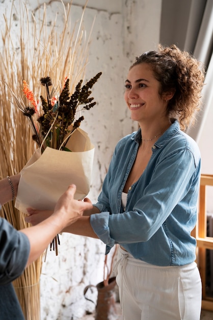 Persone che costruiscono la propria disposizione essiccata