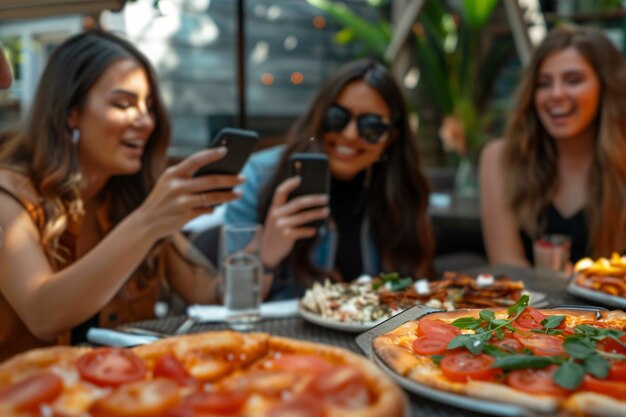 Persone che creano contenuti alimentari da caricare su Internet per gli amanti del cibo