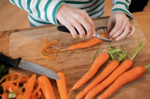 Persone che cucinano e si godono il cibo