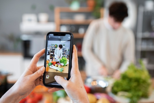 Persone che cucinano e si godono il cibo