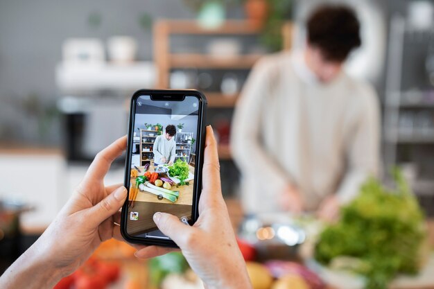 Persone che cucinano e si godono il cibo