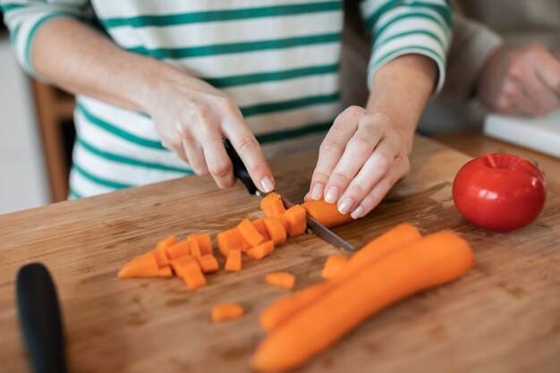 Persone che cucinano e si godono il cibo