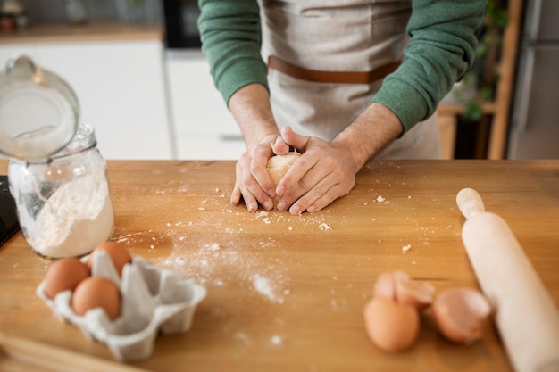 Persone che cucinano e si godono il cibo