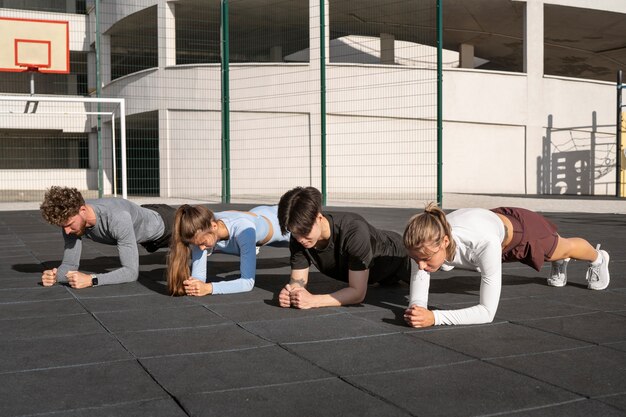 Persone che fanno allenamento all'aperto