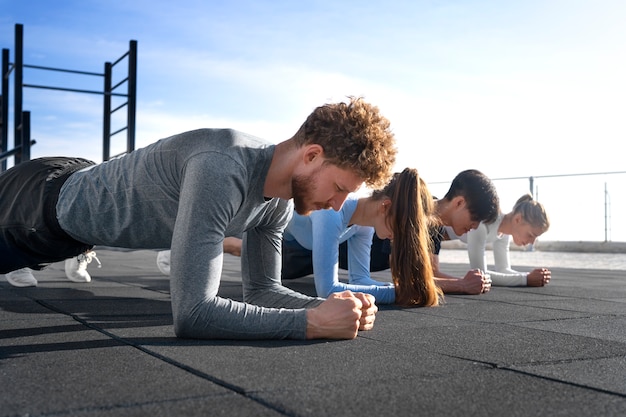 Persone che fanno allenamento all'aperto