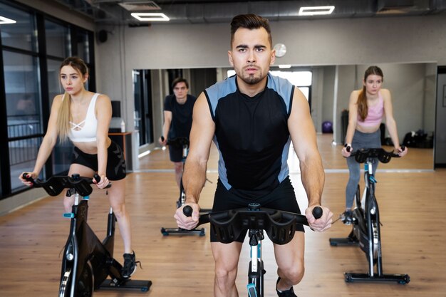 Persone che fanno ciclismo indoor