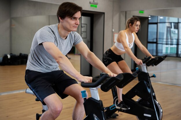 Persone che fanno ciclismo indoor