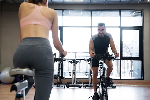 Persone che fanno ciclismo indoor